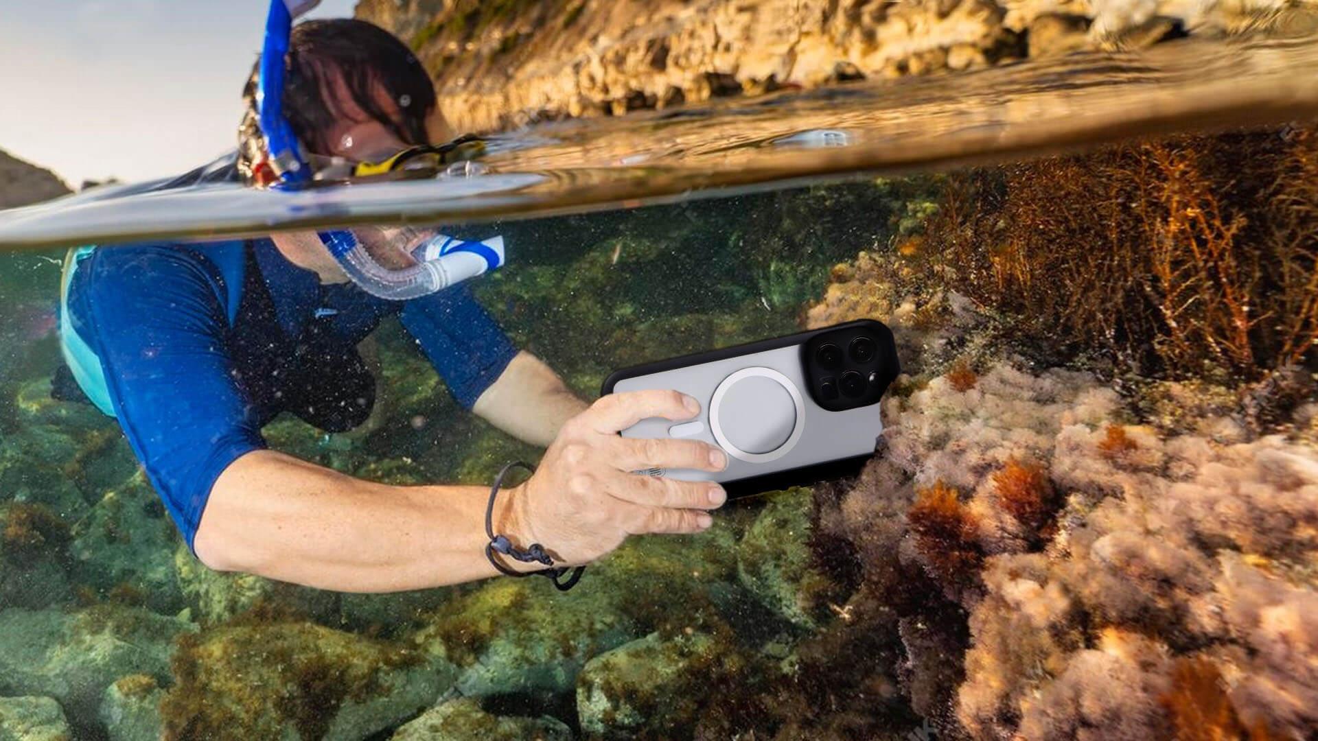 A Man Use the Waterproof Phone Cases Under The Water